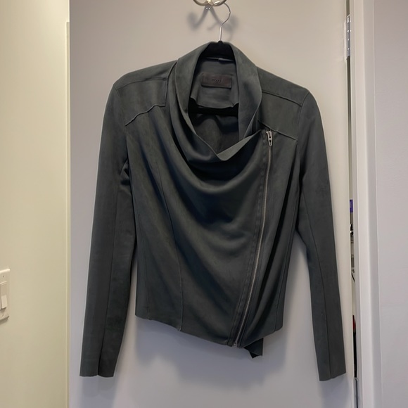 Blank NYC cropped asymmetrical zip jacket in suede like material - Picture 3 of 6